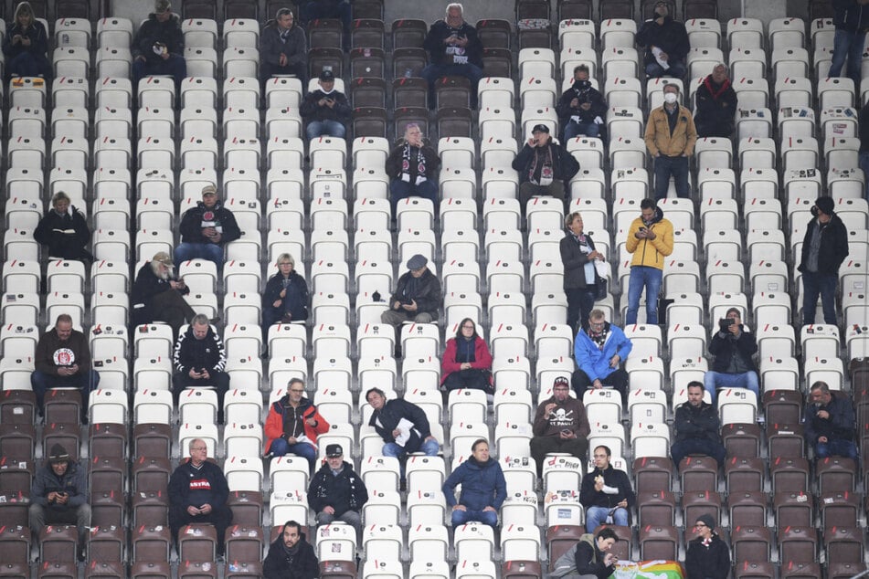 Werden die Zuschauerplätze im Fußball erneut reduziert? (Archivbild)