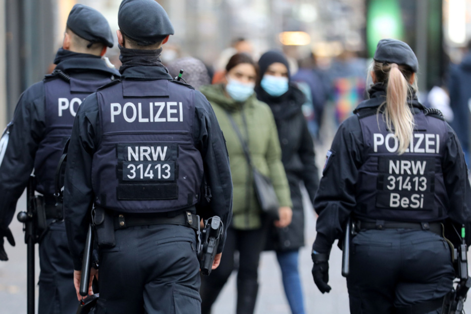 Regelmäßig kommt es in der Kölner Innenstadt zu Einsätzen der Polizei. (Symbolbild)