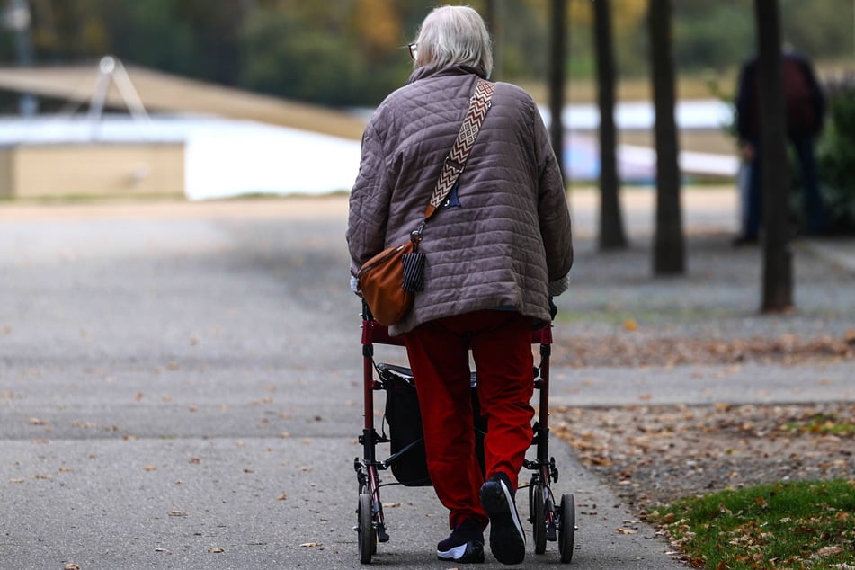Häufig nicht nur einsam, sondern auch knapp bei Kasse: alleinstehende Senioren.