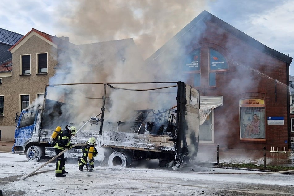 Der Lastwagen wurde durch den Brand stark beschädigt.