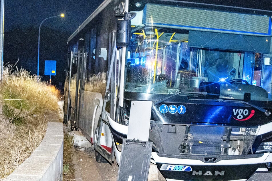 Omnibus kracht gegen Mauer: Sieben Verletzte in Klinik, Polizei sucht unbekanntes Auto