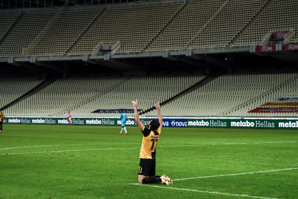 Die Fans von AEK Athen mussten lange auf das erste "richtige" Heimspiel warten. Zuletzt wich der Klub ins Olympiastadion "Spyros Louis" aus.