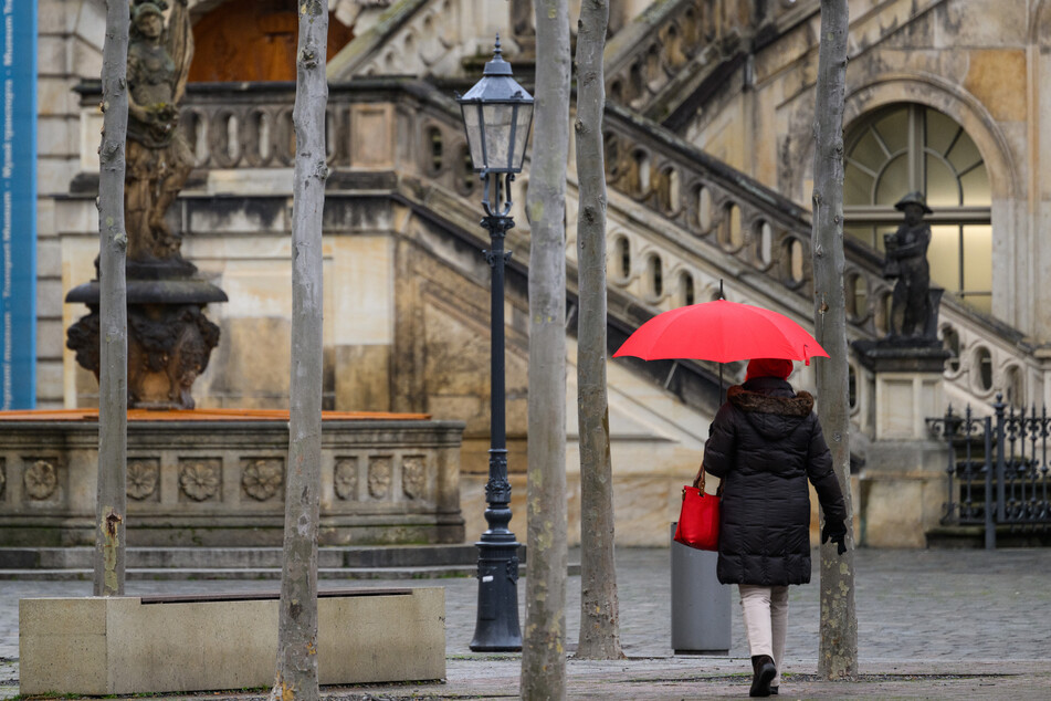 Der Regenschirm wird für die Menschen in Sachsen auch in den kommenden Tagen zum treuen Begleiter.