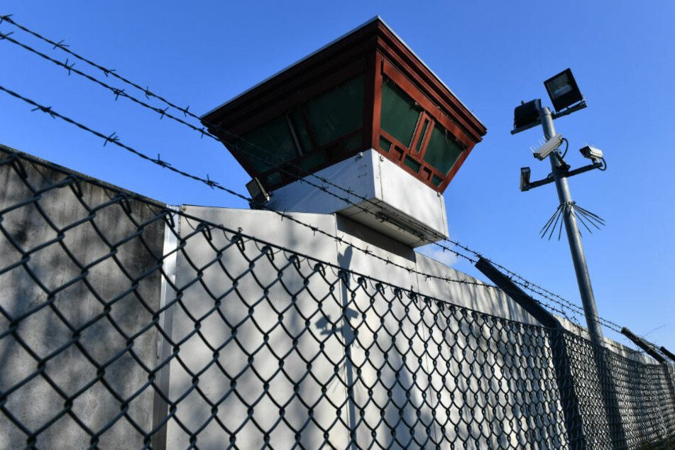 Blick auf die Justizvollzugsanstalt Tegel. Aufgrund der Corona-Krise müssen Menschen, die wegen nicht gezahlter Geldstrafen hinter Gitter müssten, ihre Haft vorerst nicht antreten. (Symbolfoto)