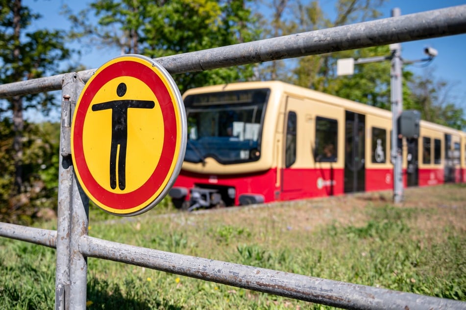 In Berlin wurde am Sonntag ein mutmaßlicher S-Bahn-Surfer im Alter von 20 Jahren tot gefunden. (Symbolbild)