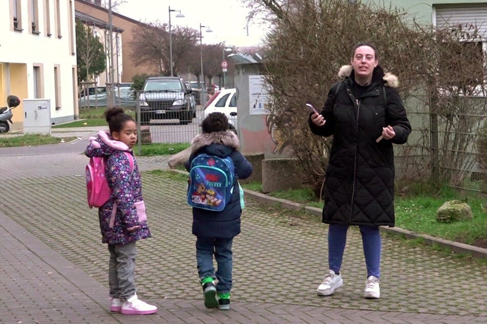Ihre Zwillinge Jaylin und Jaydin auf dem Weg zum Schul-Schnuppertag.