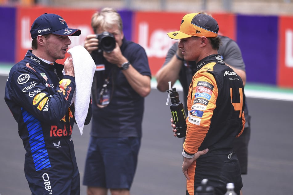 Dass Max Verstappen (27, l.) in der WM-Wertung den Atem von Lando Norris (24, r.) im Nacken spürt, schmeckt Red Bull gar nicht.