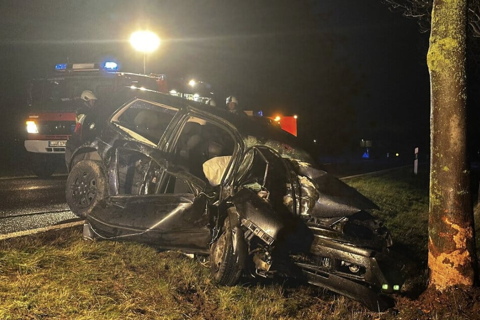 Auto kracht gegen Baum, Fahrer befreit sich selbst aus Unfallwrack