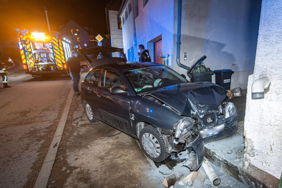 Auto kracht gegen Hauswand: Fahrer und Beifahrer im Krankenhaus