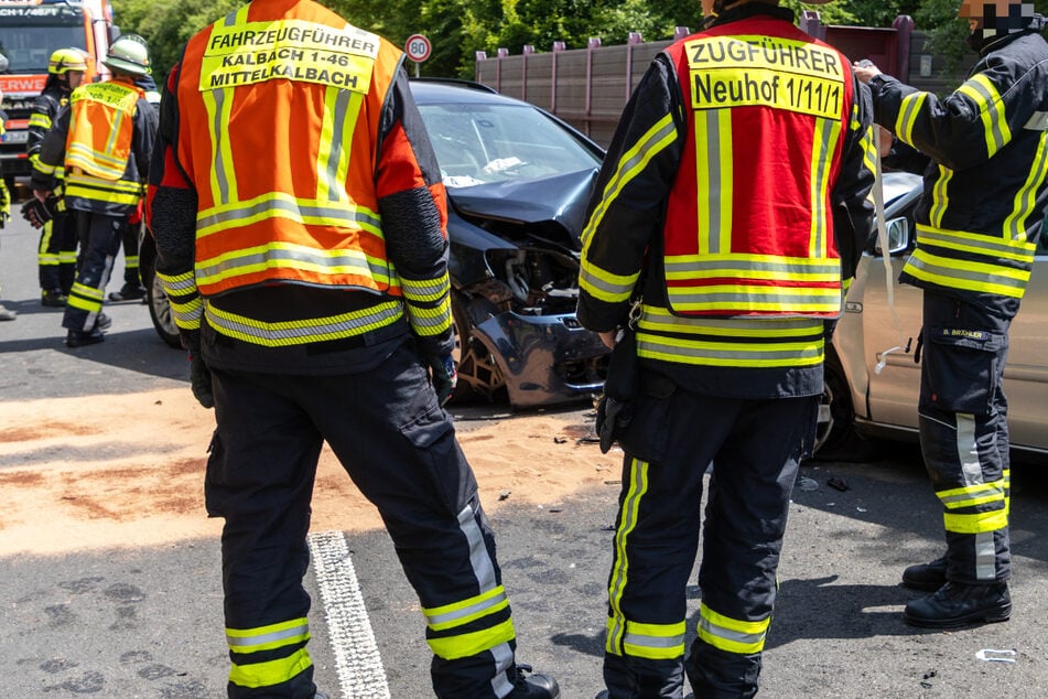 Einsatzkräfte der Feuerwehr waren rasch vor Ort und kümmerten sich um die beiden Verwundeten.