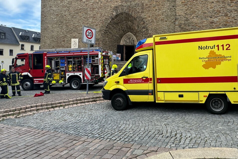 Die Feuerwehr musste am Freitag einen Radfahrer nach einem Unfall retten.