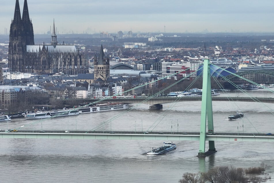 Die Severinsbrücke in Köln wird am Sonntag für mehrere Stunden für den Autoverkehr gesperrt.