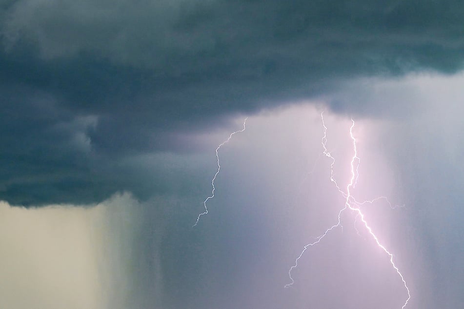 Neben der großen Hitze drohen auch schwere Gewitter und Unwetter, im schlimmsten Fall wird das Fernsehgarten-Gelände evakuiert. (Symbolbild)