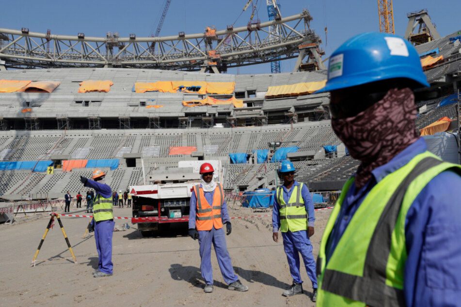 Bauarbeiter am Lusail-Stadion, einem der Stadien der WM 2022. Die Arbeitsbedingungen haben immer wieder zu Kritik am Gastgeber geführt.