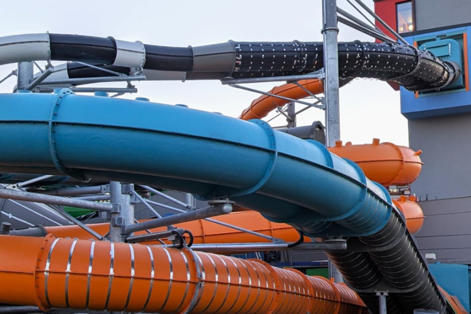 150 Meter ist die orange Rutsche lang. Die Höhendifferenz beträgt 14,4 Meter.
