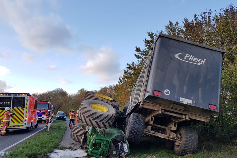 Der Vorderreifen des Traktors wurde abgerissen.