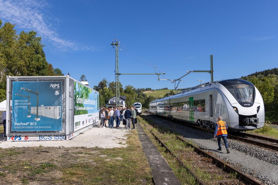Die Infrastruktur steht: Bereits 2023 wurde die Ladestation in Annaberg-Buchholz Süd getestet. Hier sollen die Akkuzüge ab 2027 über Nacht laden.