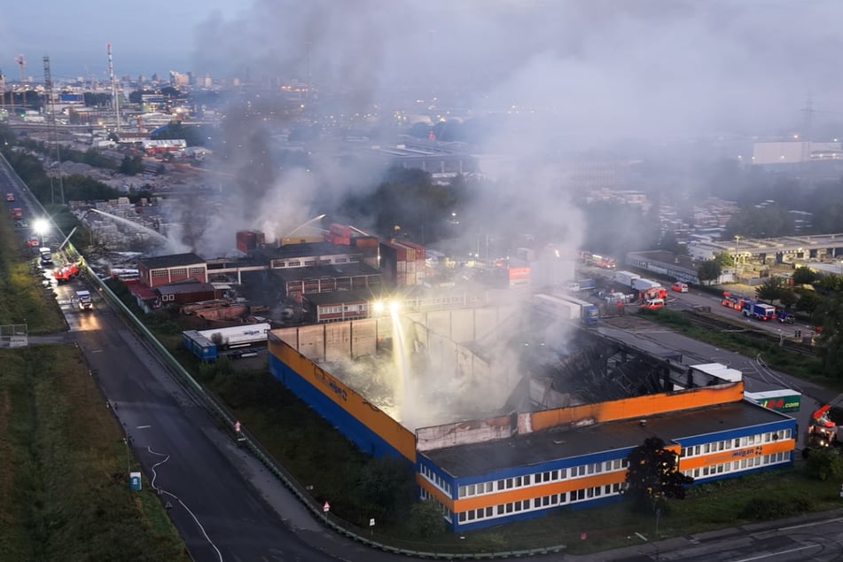 Am Dienstagmorgen ist das ganze Ausmaß des Feuers zu sehen.