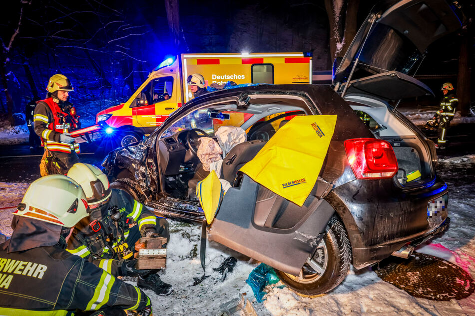 Der Fahrer (42) des VW Polos kam mit schweren Verletzungen ins Krankenhaus.