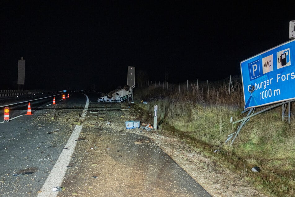 Der Mann raste mit seinem Opel gegen ein Autobahnschild.