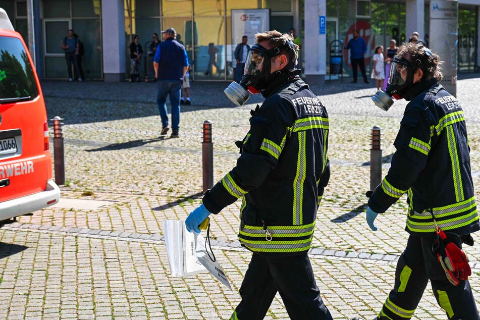 Leipzig: Gefahrgut-Einsatz: Unbekanntes, weißes Pulver beim Arbeitsamt entdeckt