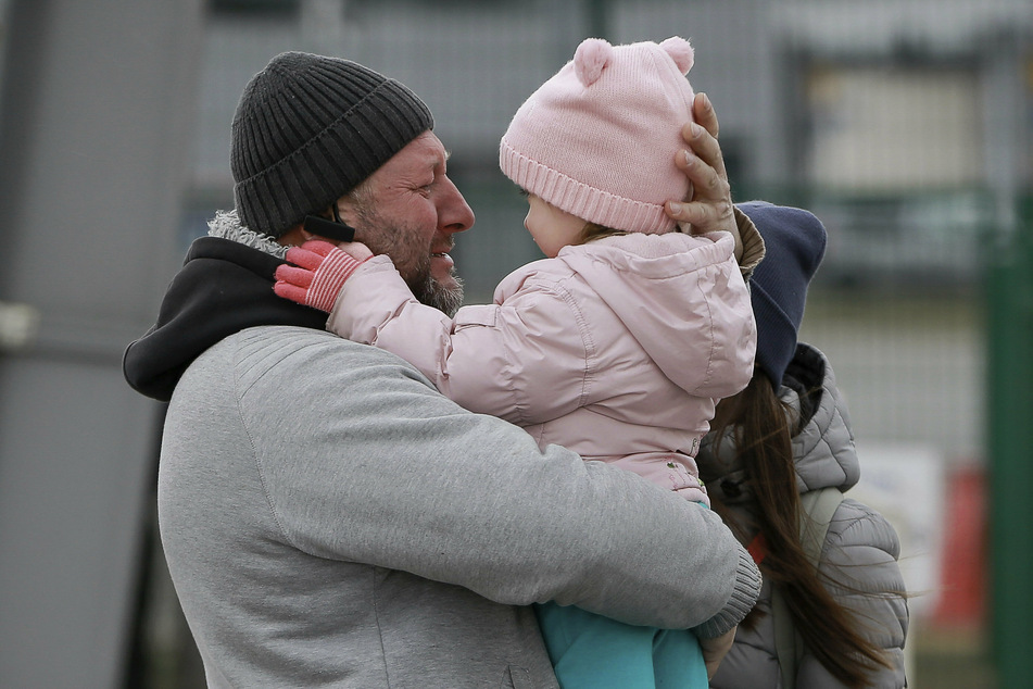 Herzzerreißende Bilder: Ein Vater umarmt seine Tochter, als die Familie nach der Flucht aus Ukraine am Grenzübergang Medyka (Polen) wieder zusammenkommt.
