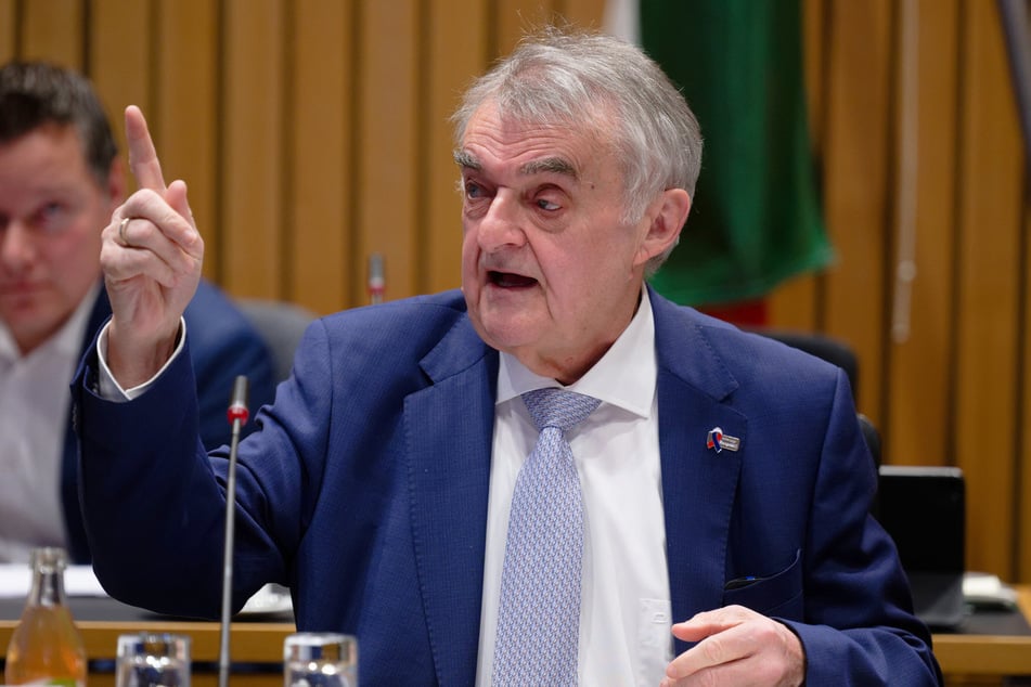 NRW-Innenminister Herbert Reul (73, CDU) will bei einer Sondersitzung über den Stand der Ermittlungen informieren.