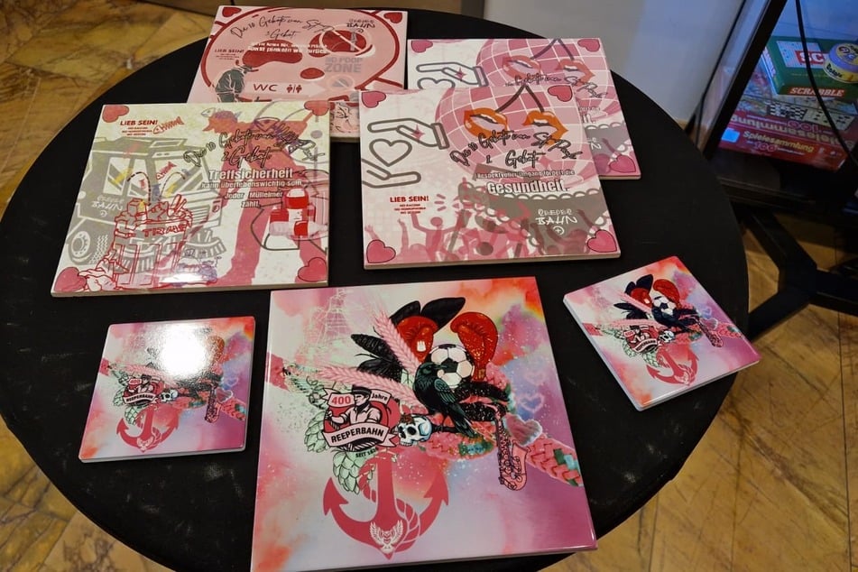 Zum Jubiläum werden die Lüftungssäulen der S‑Bahn Reeperbahn von Künstlerin Anna Genger mit unterschiedlich großen Fliesen gestaltet, die Symbole und Motive der Reeperbahn aufnehmen. Ziel sei es, "pink und fröhlich" ein neues Zeitalter einzuleiten.