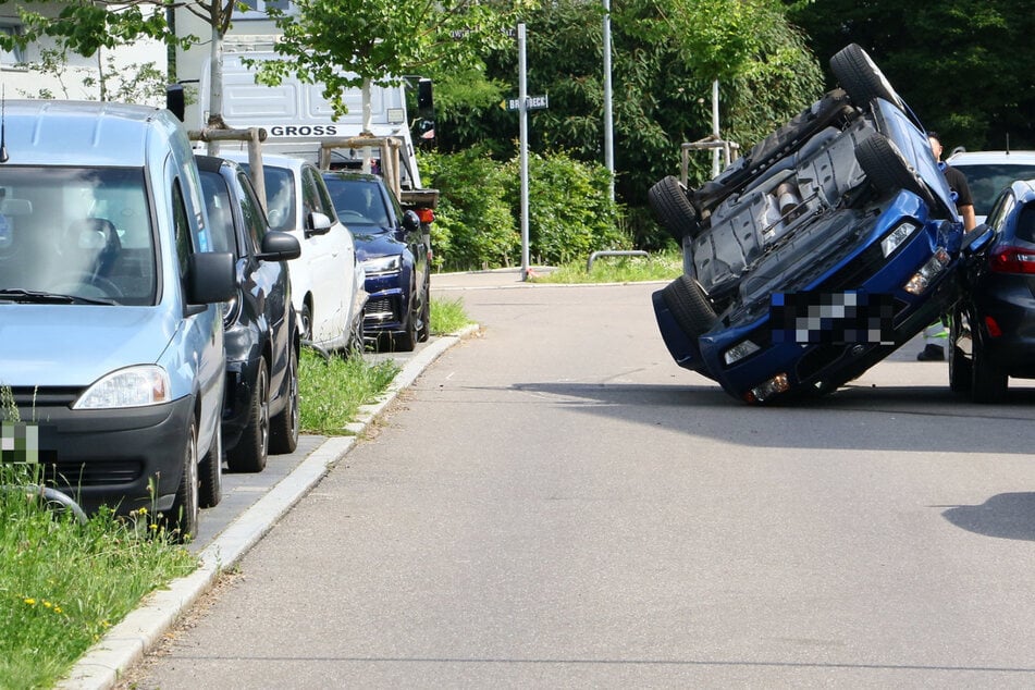 Autofahrerin will abbiegen, dann landet ihr Wagen auf dem Dach