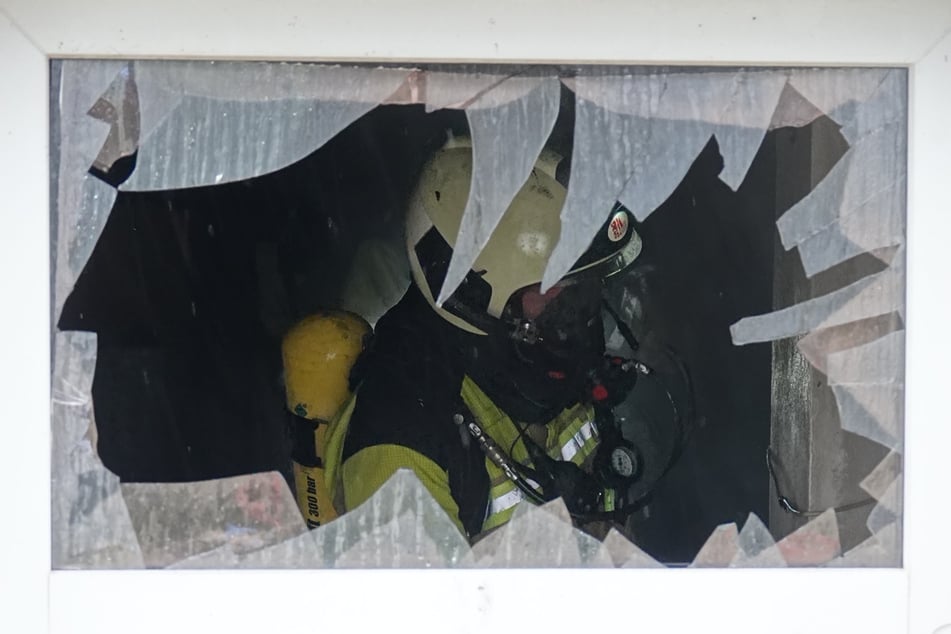 Bei dem Einsatz ging mindestens eine Scheibe zu Bruch.