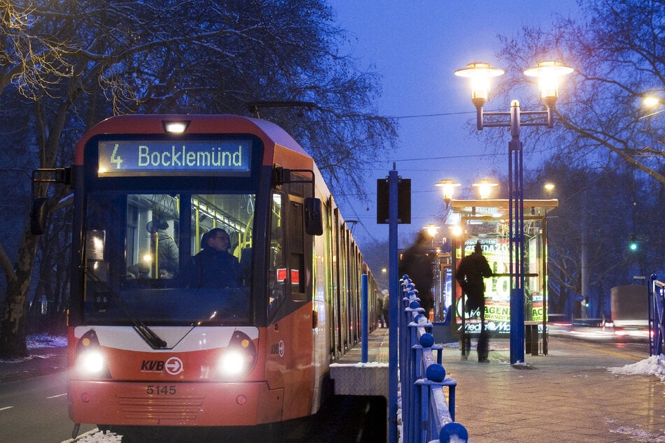 Am Montagabend wurde ein betrunkener Fahrgast der Linie 16 in Wesseling vorläufig festgenommen (Archivbild).