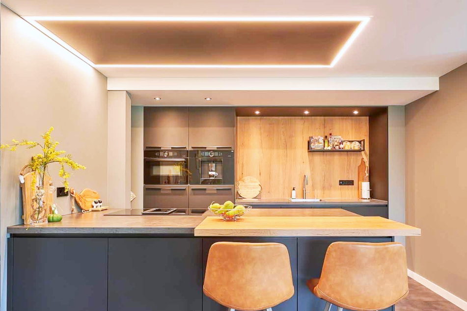 Moderne Spanndecke mit raumfüllendem Licht in der Küche von Plameco.