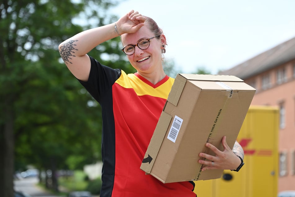 Während andere den Schatten suchen, liefert sie weiter aus: DHL-Zustellerin Natalie Förstl (28) trotzt tapfer der Sommerhitze.