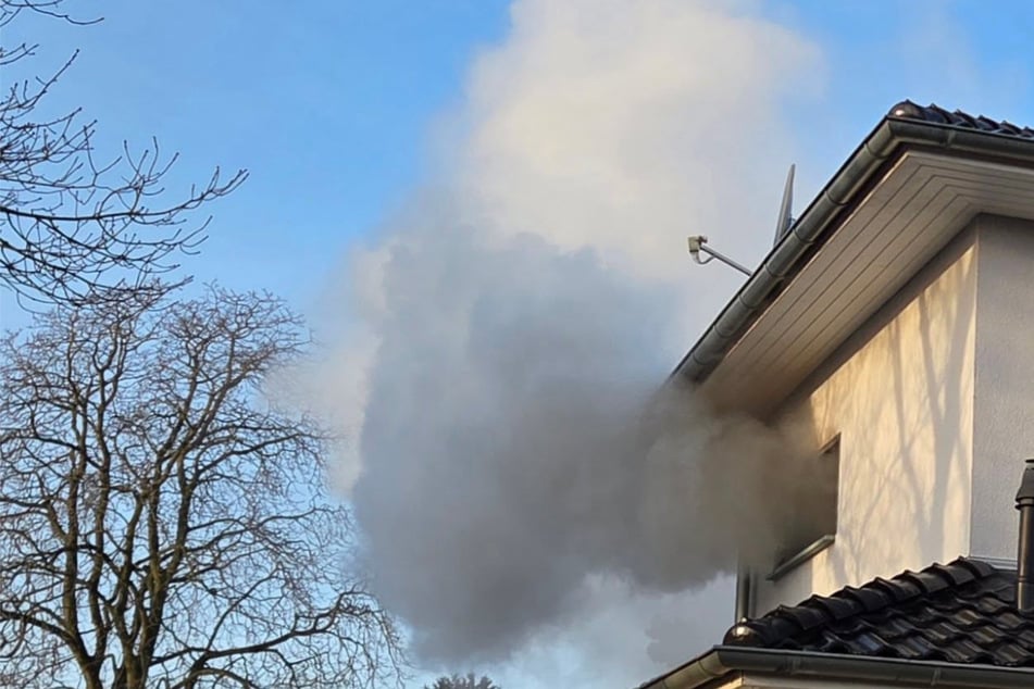 Einfamilienhaus brennt lichterloh: Feuer verursacht enormen Schaden