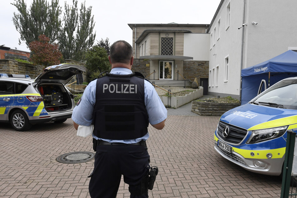Die Polizei bewacht eine Synagoge in Hagen, nachdem es Hinweise auf eine Gefährdungslage gegeben hatte.
