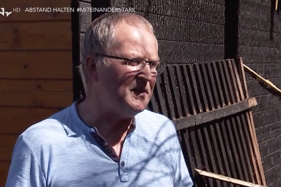Das Opfer des Feuerteufels: Hans-Dieter Speike musste mit ansehen, wie sein Hab und Gut niederbrannte.