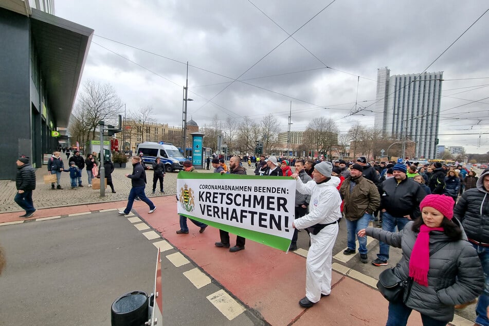 Zoff unter Rechten: Bei einer Anti-Impf-Demo in Chemnitz ließen AfD-Ordner die Transparente der Freien Sachsen entfernen.
