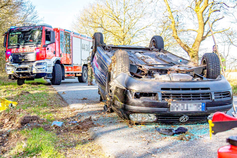 Nahe der Ortschaft Kropp ist ein Mann am Donnerstag mit seinem VW Gold verunglückt. Er wurde schwer verletzt.