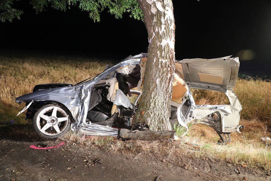 Ein Ford Focus (Fahrer 22) kam zwischen Ebersbach und der S177 von der Straße ab und kollidierte mit mehreren Bäumen.