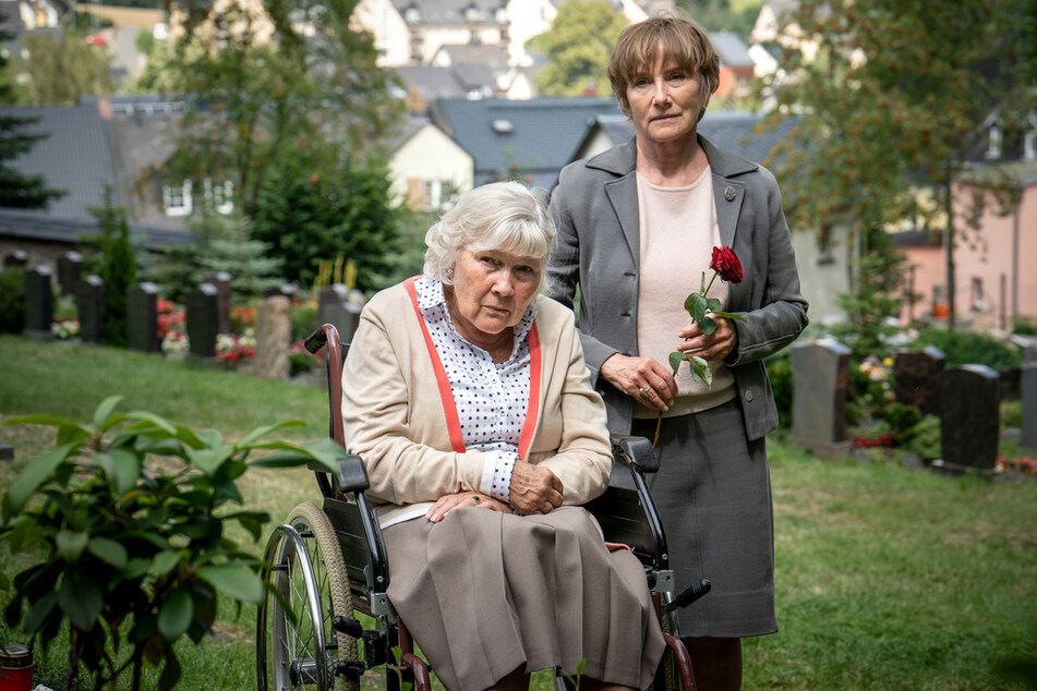 Anneliese Schulte (Jutta Wachowiak, 80, l.) und ihre Tochter Heidi Schulte (Ruth Reinecke, 66, r.) wissen so einiges.