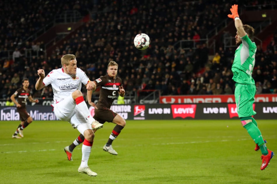 Felix Kroos (links) scheiterte mit seinem Heber an Pauli-Keeper Robin Himmelmann.
