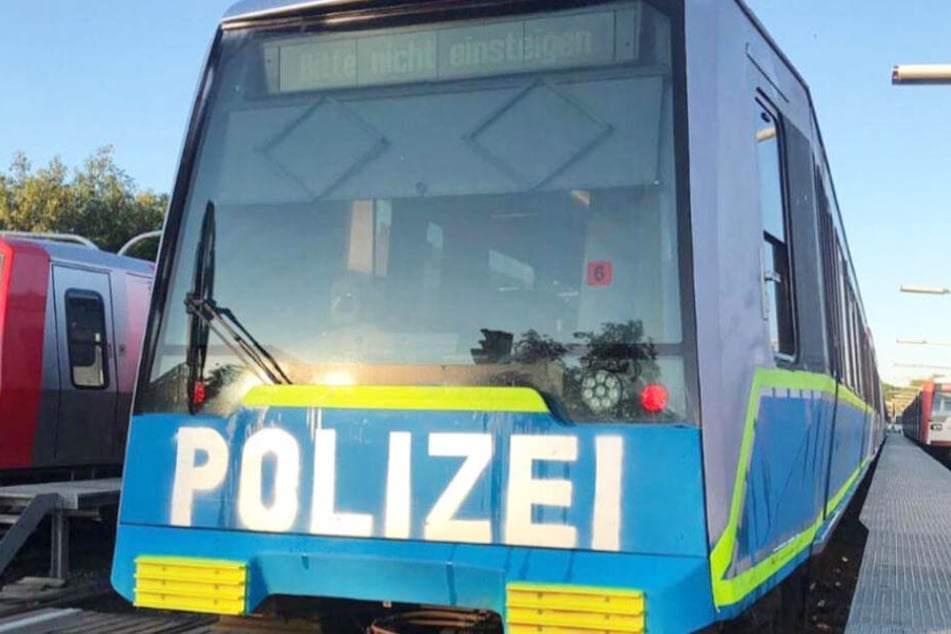 Sprayer haben eine U-Bahn in Hamburg in blau und neongelb angemalt sowie Polizei draufgeschrieben.