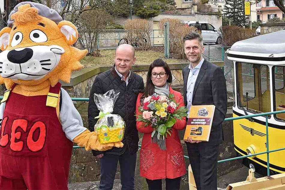 Die DVB mit Vorstand Lars Seiffert (48, r.) und Maskottchen Leo gratulieren dem Wirtsehepaar Rühle.