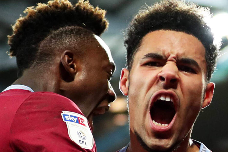 Wahnsinn! Torschütze Andre Green (r.) und Goalgetter Tammy Abraham bejubeln Aston Villas fantastische Aufholjagd.