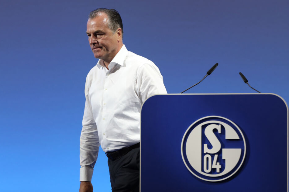 Clemens Tönnies, tritt von einem Schalke-Podest zur Seite.