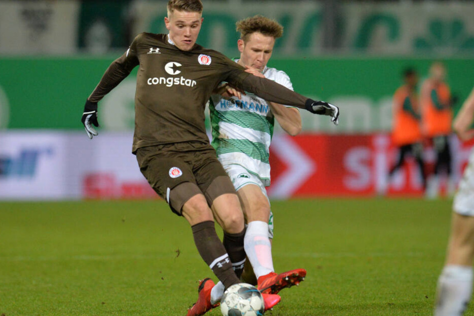St. Paulis Viktor Gyökeres gegen Paul Jaeckel.