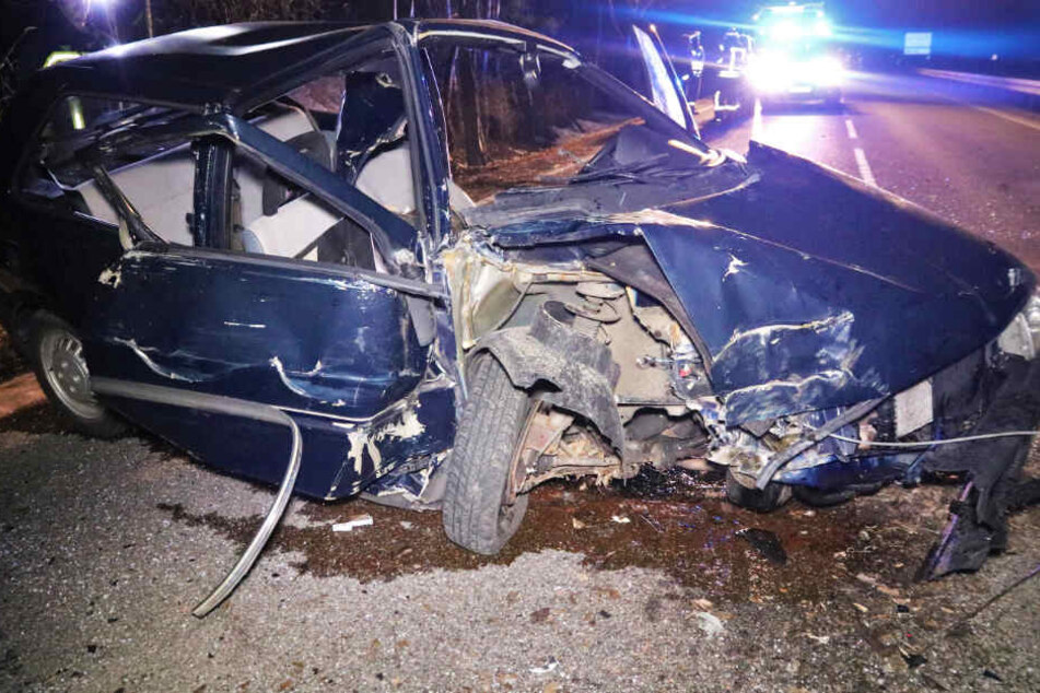 Der Autofahrer wurde aufgrund der Wucht des Aufpralls durch die Windschutzscheibe geschleudert.