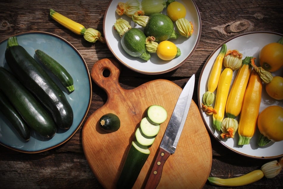 Zucchini gibt es in verschiedenen Farben, Formen und Größen.