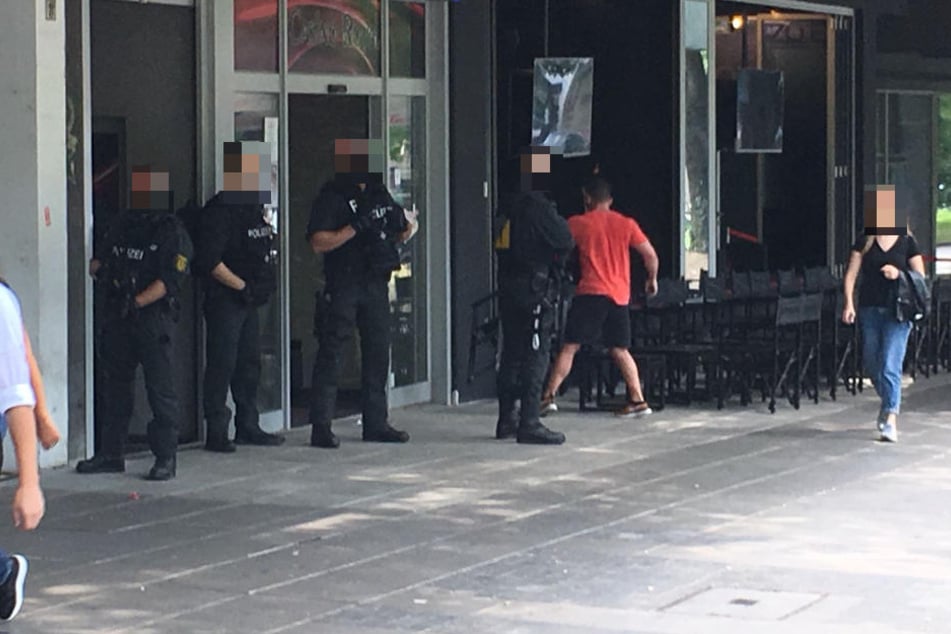 Bewaffnete Beamte auf der Party-Meile Theodor-Heuss-Straße.