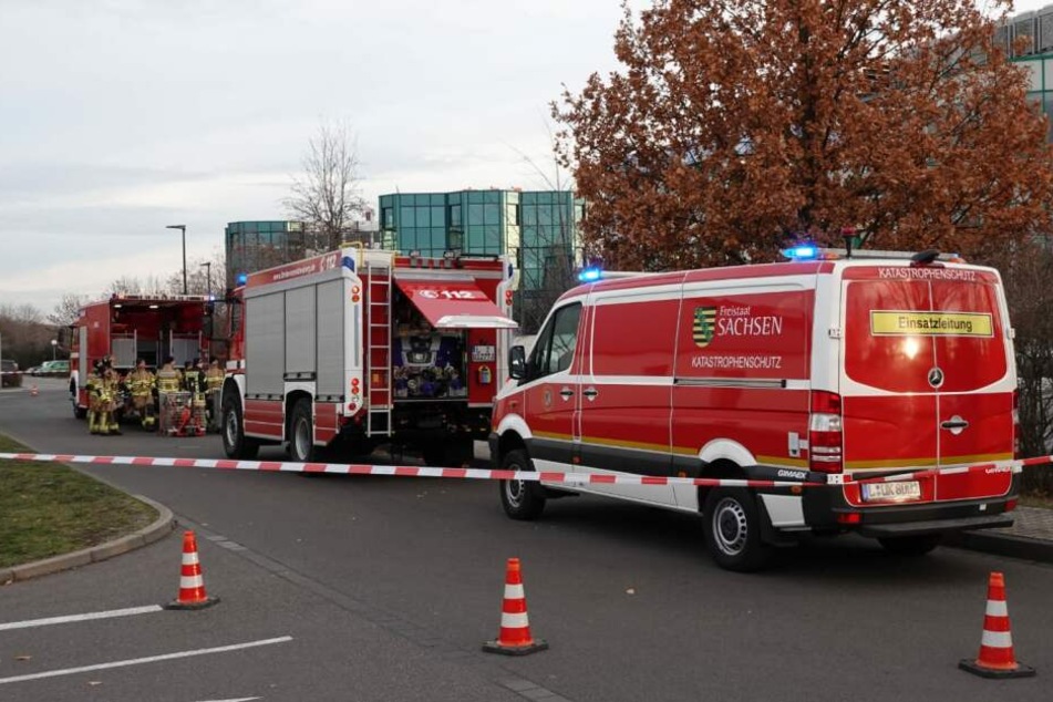 Zahlreiche Feuerwehren aus der Stadt und dem Landkreis Leipzig sind im Einsatz.